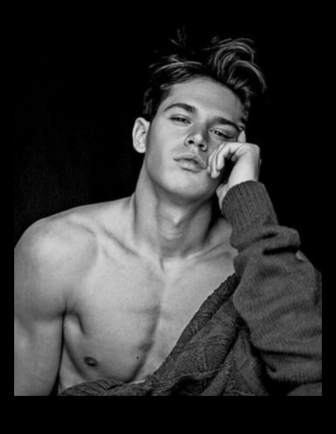 סיפורי חוט נפרמו: אריגה של פנטזיות אופנה למציאות