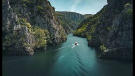 Epic Enclaves אלמנך סיור עבור המגלה ללא תחרות גלה את אבני החן הנסתרות המדהימות ביותר על כדור הארץ ויעדים מחוץ לשבילים. 6 Epic Enclaves: Almanac סיור עבור חוקר האולטימטיבי