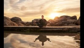 כוח ליד הבריכה: תרגילי חוץ בהגדרות שקטות לצד המים